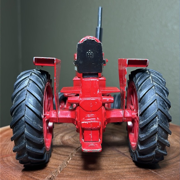 ERTL Vintage Farmall International Harvester 966 - 1/16 scale - Picture 12 of 17